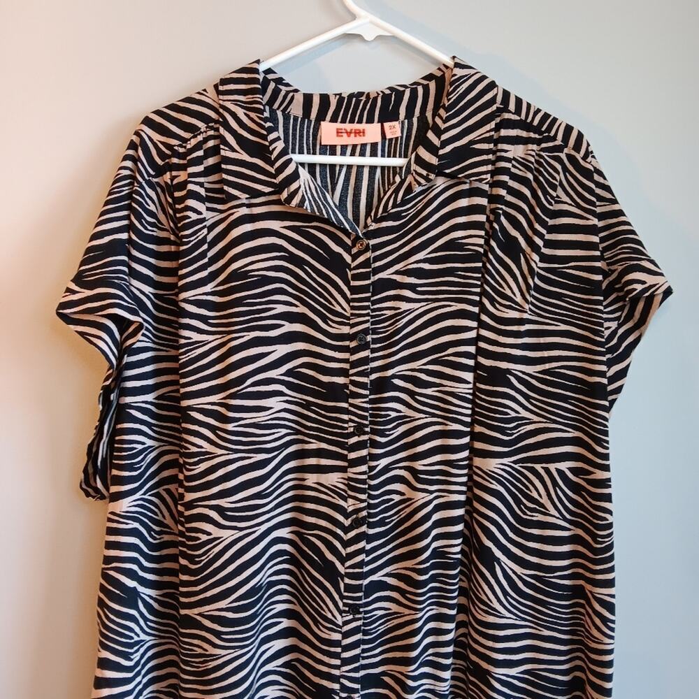 EUC Evri 2X Black Tan Botton-Up Zebra Striped Capped Sleeves Blouse